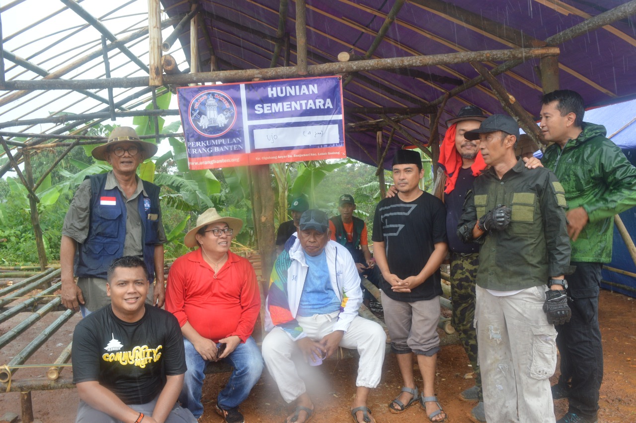 Dua Pentolan SMSI Tinjau Huntara di Atas Awan